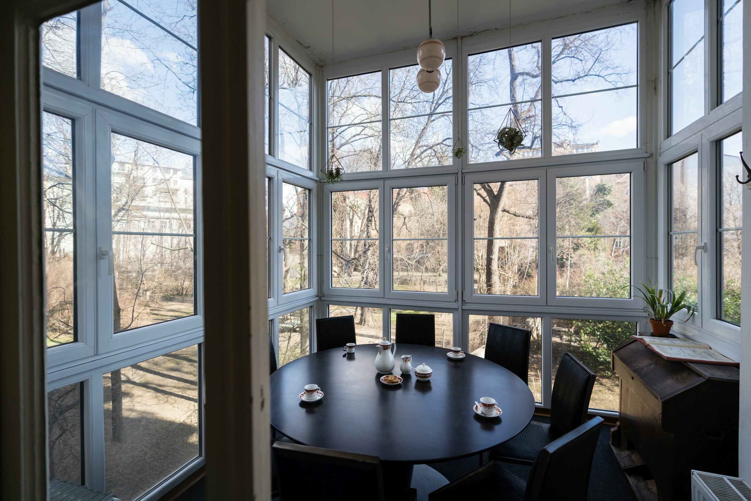 Prosklený pokoj – zimní zahrada v kavárně a čajovně Za zrcadlem